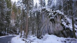 Die Hundskirche zwischen Kreuzen und Bauernboden.
